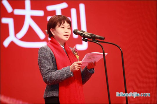 龍華區(qū)委常委、區(qū)政府常務(wù)副區(qū)長張納沙女士致辭